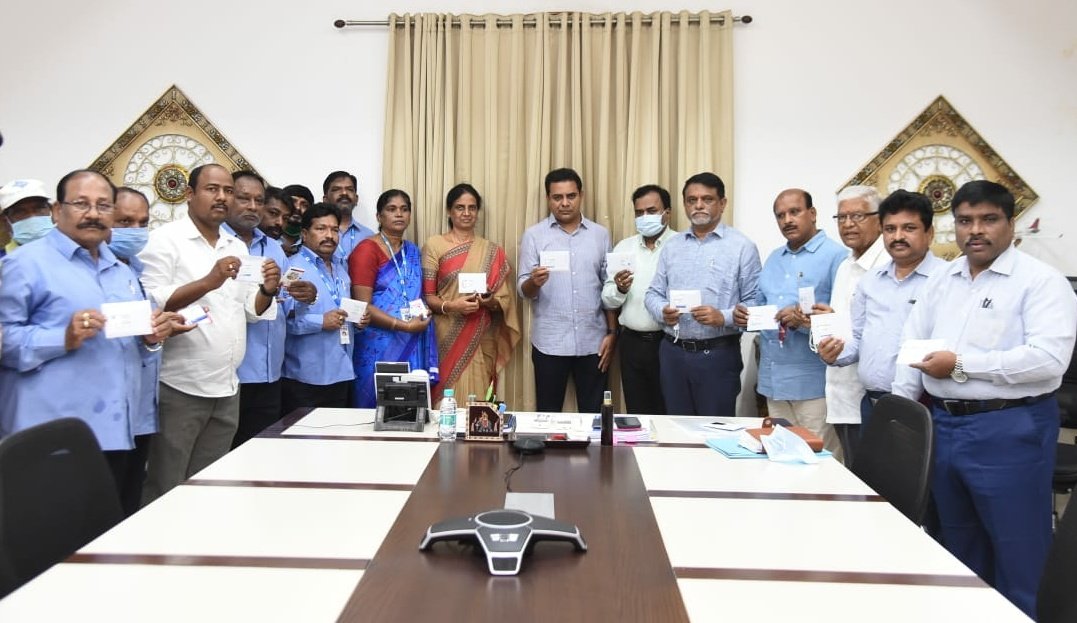 MinisterKTR's tweet image. Ministers @KTRTRS &amp;amp; @SabithaindraTRS formally issued health cards to the employees of @HMWSSB today. Special Chief Secretary @arvindkumar_ias, @HMWSSBOnline MD Dana Kishore and other senior officials were present.