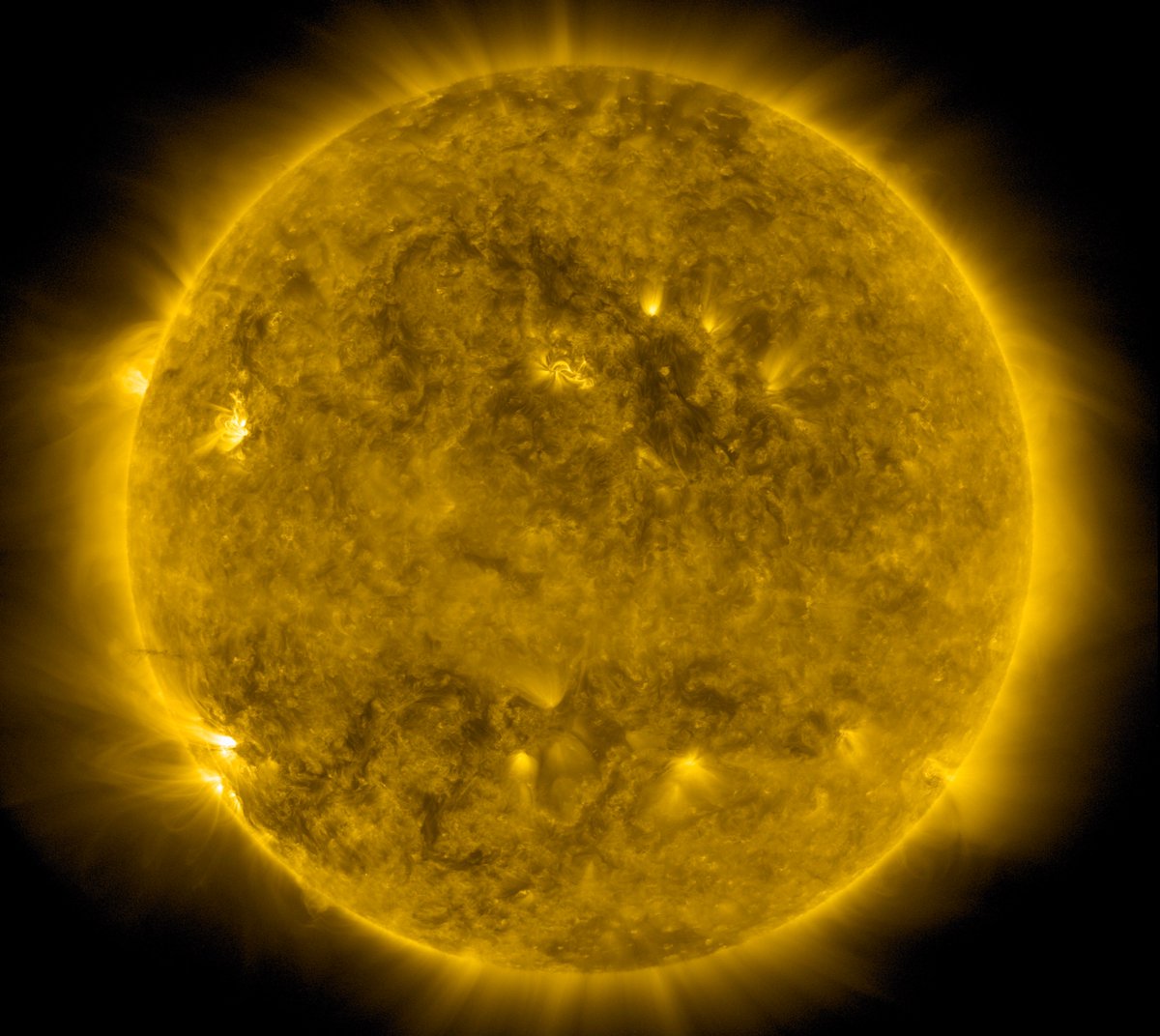 Die erdzugewandte Seite der Sonne in gelber Farbe. Links unten immer deutlicher die Aktive Region, die sich seit Tagen ankündigt.