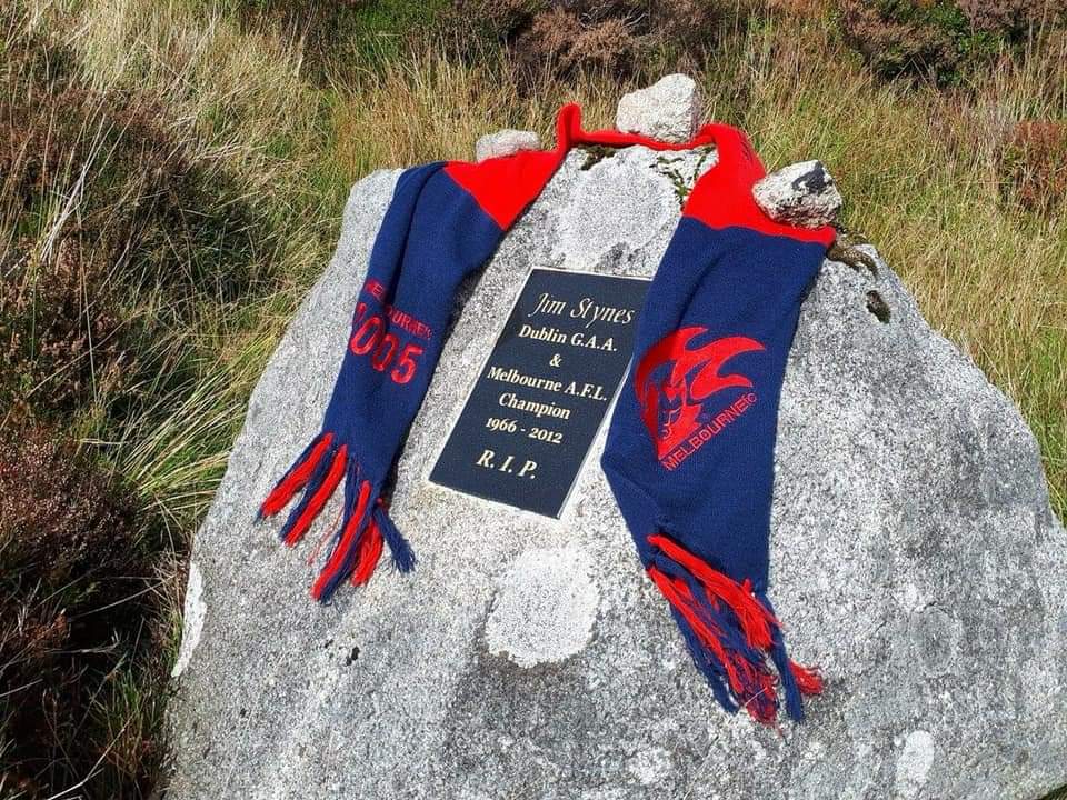 Someone drove up to Dublin Hills and laid this scarf on Jim Stynes headstone for the upcoming Grand Final.
How beautiful ❤❤❤