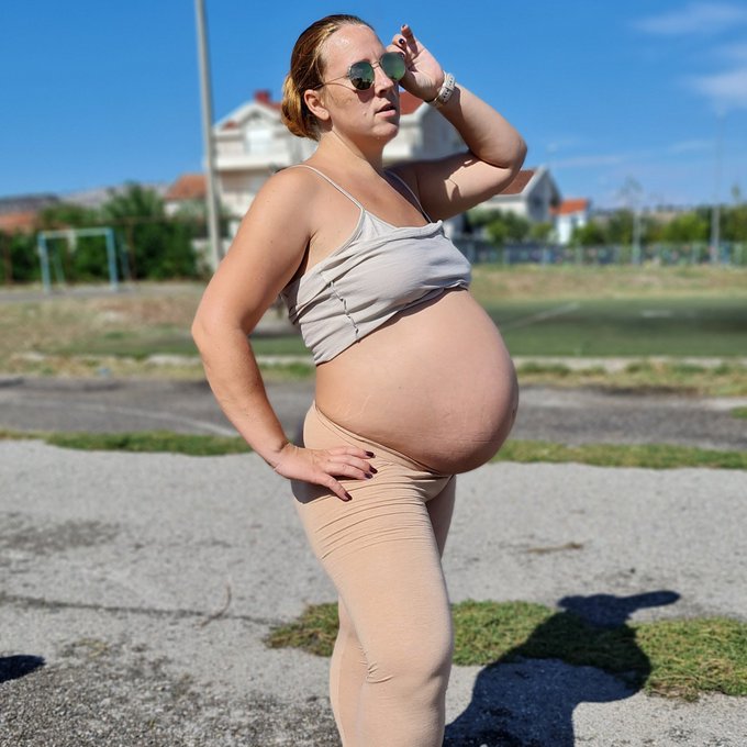 The kid is growing by leaps and bounds, I hope that very soon we will see who we have🥰   #pregnant #curvy<a href="/tag/curvy"class="tags"><span>#curvy</span></a><a href="/tag/mom"class="tags"><span>#mom</span></a><a href="/tag/pregnant"class="tags"><span>#pregnant</span></a><a href="/tag/redhair"class="tags"><span>#redhair</span></a>