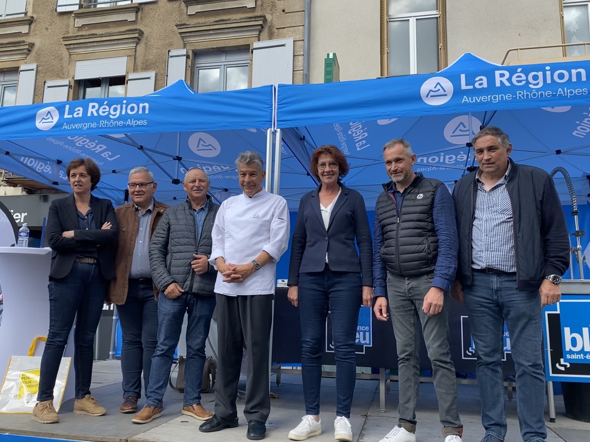 Mtonmarche's tweet photo. Le marché de Craponne-sur-Arzon, a accueilli la première animation de l’opération régionale « 1 Marché, 1 Chef, 1 Recette » ce samedi 18 septembre ! 🤩
Régis MARCON⭐️⭐️⭐️ a cuisiné en direct du marché accompagné par @OdileMattei  journaliste culinaire 🎤

@auvergnerhalpes https://t.co/3bD02vjmrR