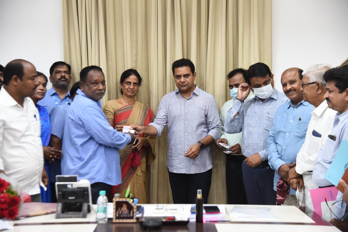 KTRBRS's tweet image. Along with Minister @SabithaindraTRS Garu Happy to launch health scheme to the 5,051 @HMWSSBOnline employees &amp;amp; their families 

Treatment cost covered per year ₹ 3 lakhs and total annual premium paid by Govt ₹6.78 Cr

Telangana Govt values all its employees &amp;amp; their well-being