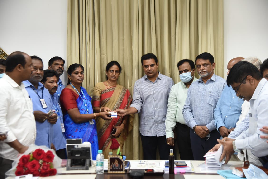 KTRBRS's tweet image. Along with Minister @SabithaindraTRS Garu Happy to launch health scheme to the 5,051 @HMWSSBOnline employees &amp;amp; their families 

Treatment cost covered per year ₹ 3 lakhs and total annual premium paid by Govt ₹6.78 Cr

Telangana Govt values all its employees &amp;amp; their well-being