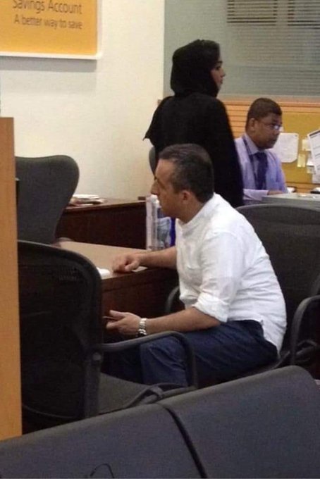 عدسة تلتقط صوراً لـ "امر الله صالح" نائب الرئيس الافغاني والقيادي بالجماعة التابعة لأحمد مسعود في احد بنوك دبي.

الصورة لا تحتاج إلى شرح.