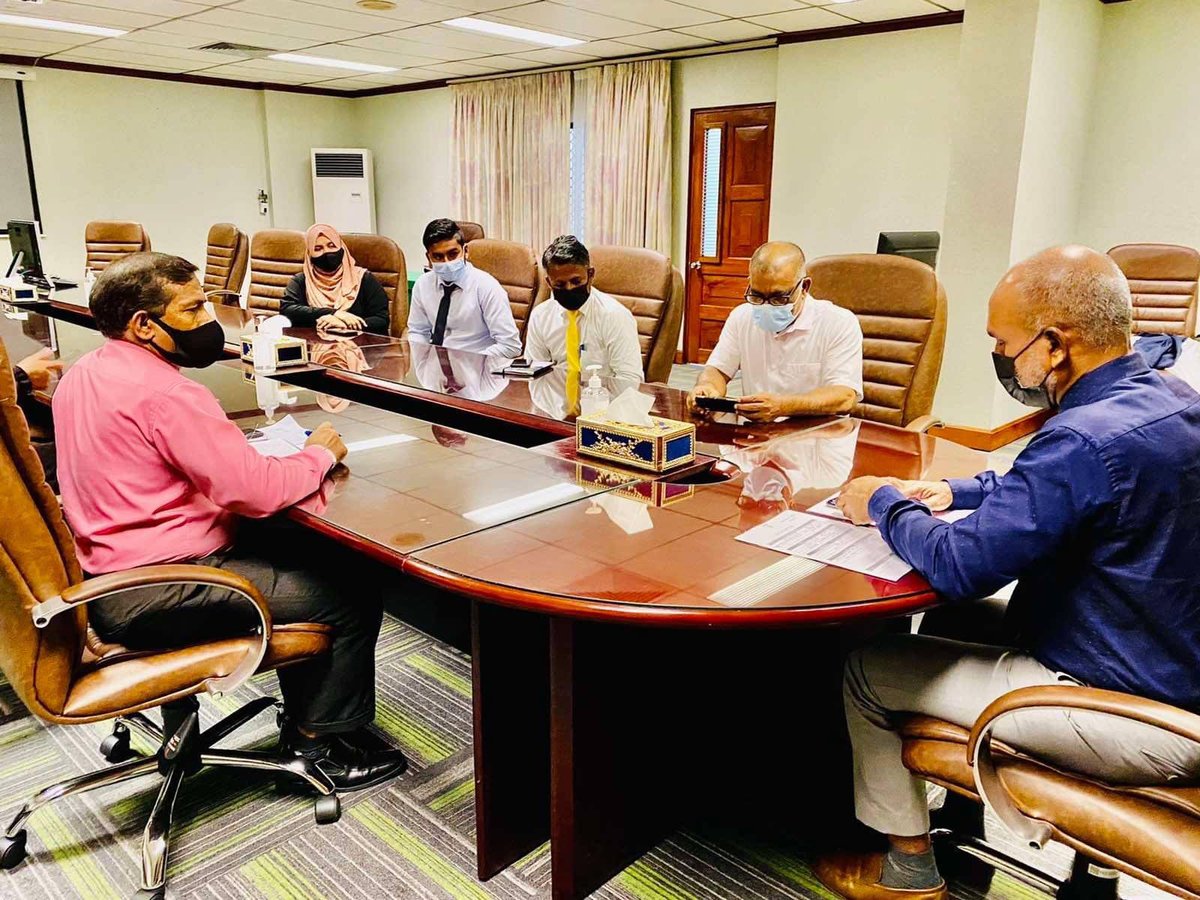 FeealiCouncil's tweet photo. އައްސަލާމުޢަލައިކުމް.

މިކައުންސިލްގެ ފަރާތުން މިނިސްޓަރ އޮފް އިސްލާމިކް އެފެއާޒް ޑރ.އަޙްމަދު ޒާހިރު ޢަލީ އާއި ބައްދަލު ކުރެއްވުން. މި ބައްދަލުވުމުގައި ބިލެތްދޫ ދާއިރާ މަޖިލިސް މެމްބަރު އަޙުމަދު ޙަލީމުވެސް ވަނީ ބައިވެރިވެފައި. https://t.co/feNlqzOfzz