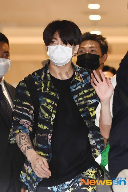 JK DAILYʲᵏ on X: [MEDIA] “BTS Jungkook's Airport Outfit from Louis Vuitton  Gets Sold Out in Different Countries” BTS Jungkook caused his airport look  to be completely sold out on the American