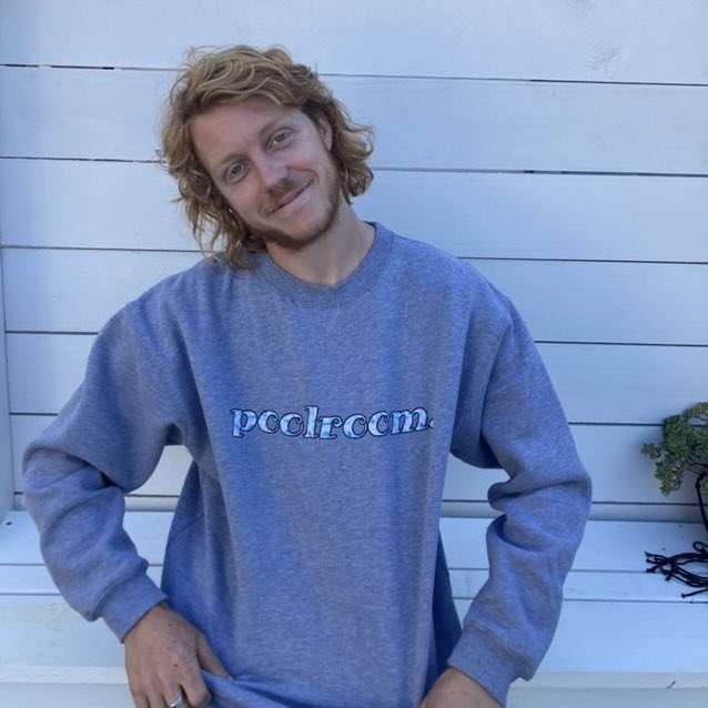 triplejunearthd's tweet photo. heaps is bad but @poolroom_mp3 and @themovingstills swapping merch is very much not 🥲 https://t.co/c4PnkUH4Po