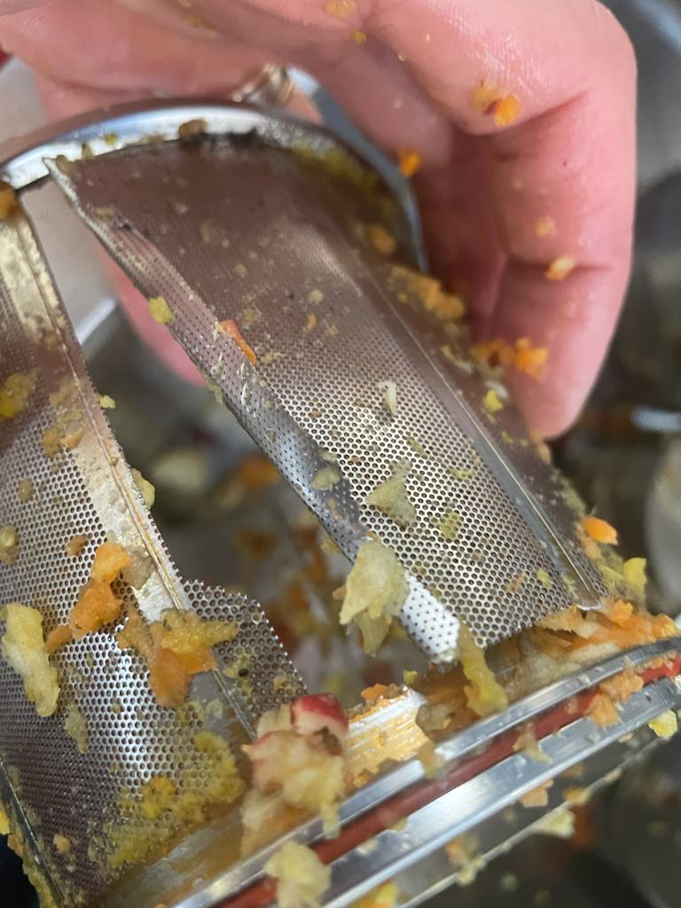Coupdjus's tweet photo. @SantosAddict Bonjour
Je n'ai pas utilisé mon extracteur depuis + d'1 an.Ce wk-end voilà ce qui m'arrive en plein service😱😱😱 Filtre déchiré &amp; joint (65204 ou 65219)  après une 10aine de jus alors qu'aucun pb avc mes extracteurs Kuvings.Vs pouvez faire qq chose ou me les remplacer ? https://t.co/o2dUUzy7SF