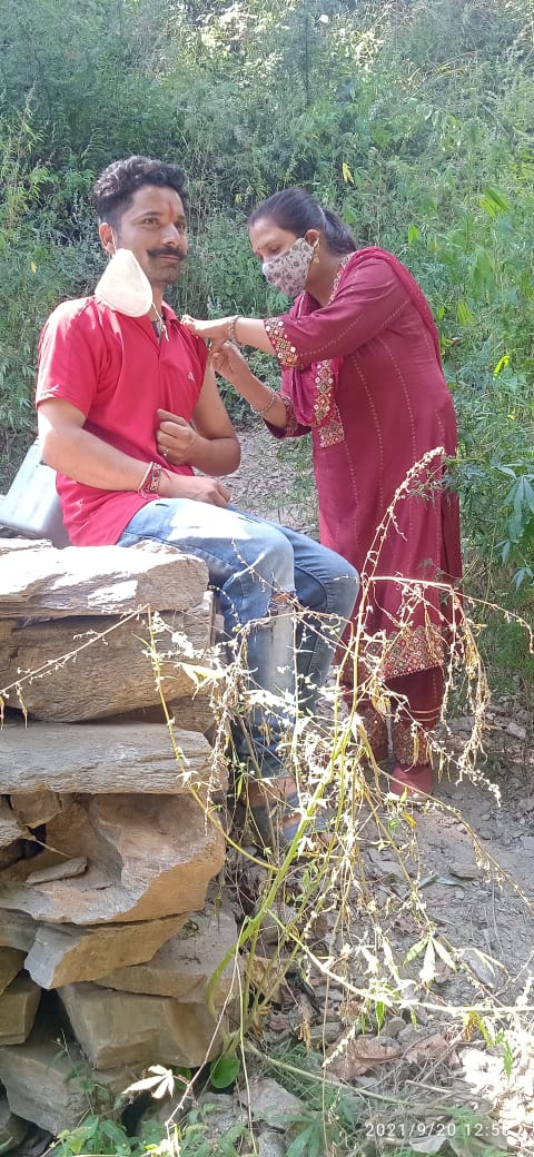 Kashmirlal11D's tweet photo. I AM VACCINATED TODAY THANK YOU VERY MUCH SHRI @narendramodi JI
AND ALSO THANKS OUR BRAVE DOCTORS AND #AASHA
JO DOOR TO DOOR AAKE HAME VACCINE LAGA RAHE H #DOSE2
@ImRavinderRaina @ArjunRathore44 @manojsinha_ @COVIDNewsByMIB @ICMRDELHI @OfficeOfLGJandK https://t.co/XabB4x8uHS
