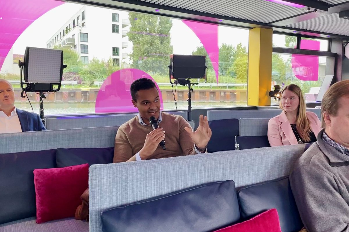 ThePioneerDe's tweet photo. Beim heutigen #CommunityCruise in Hannover gehen @MichaelBroecker & @GordonRepinski auf die Fragen unserer Pioneers ein und diskutieren über das aktuelle Politikgeschehen fünf Tage vor der #btw21. https://t.co/mRVp18CnfJ