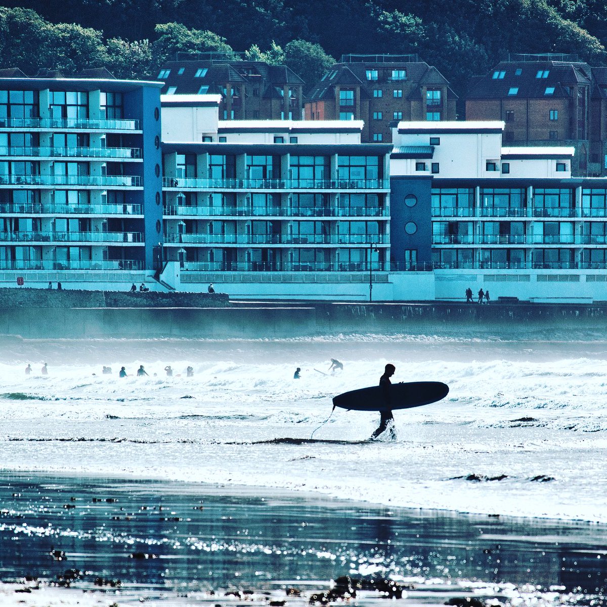 Very busy on the ‘Ho! yesterday afternoon making the most of this lovely weather and looking forward to @Fistralbeach on Wednesday with @opsurfwell … @SurfingDevon @westwardhodevon #surfwell #surfingdevon #MentalHealthMatters