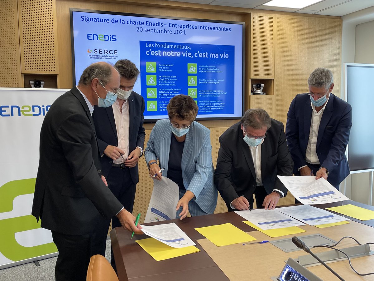 AnneValachs's tweet image. Signature de la Charte Santé Sécurité avec Enedis. C’est un signe fort de volonté de vigilance partagée entre  ⁦@enedis⁩ et les entreprises. Le ⁦@SERCE_France⁩ a connu une forte baisse des accidents sur 10 ans.