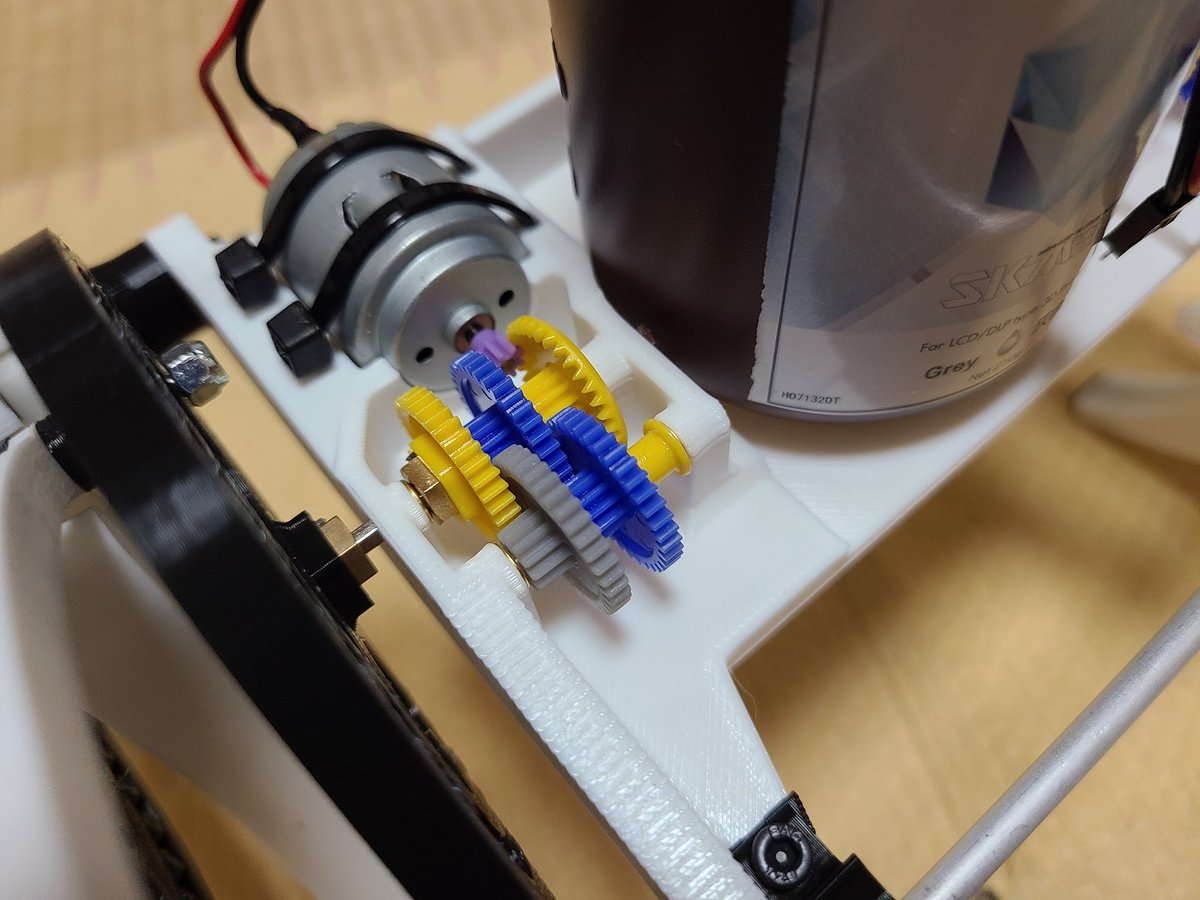 カンタンク V Twitter 小型モデル用の歯車としては実用十分だろうなー 特にミニ四駆のモータクラスなら十分 自分が作る玩具の初段ギア でm0 5とか多用するので3dプリンタの導入含めて悩むレベル Pomの削り出しなので １個作るのに十数時間かかる だがモータが380