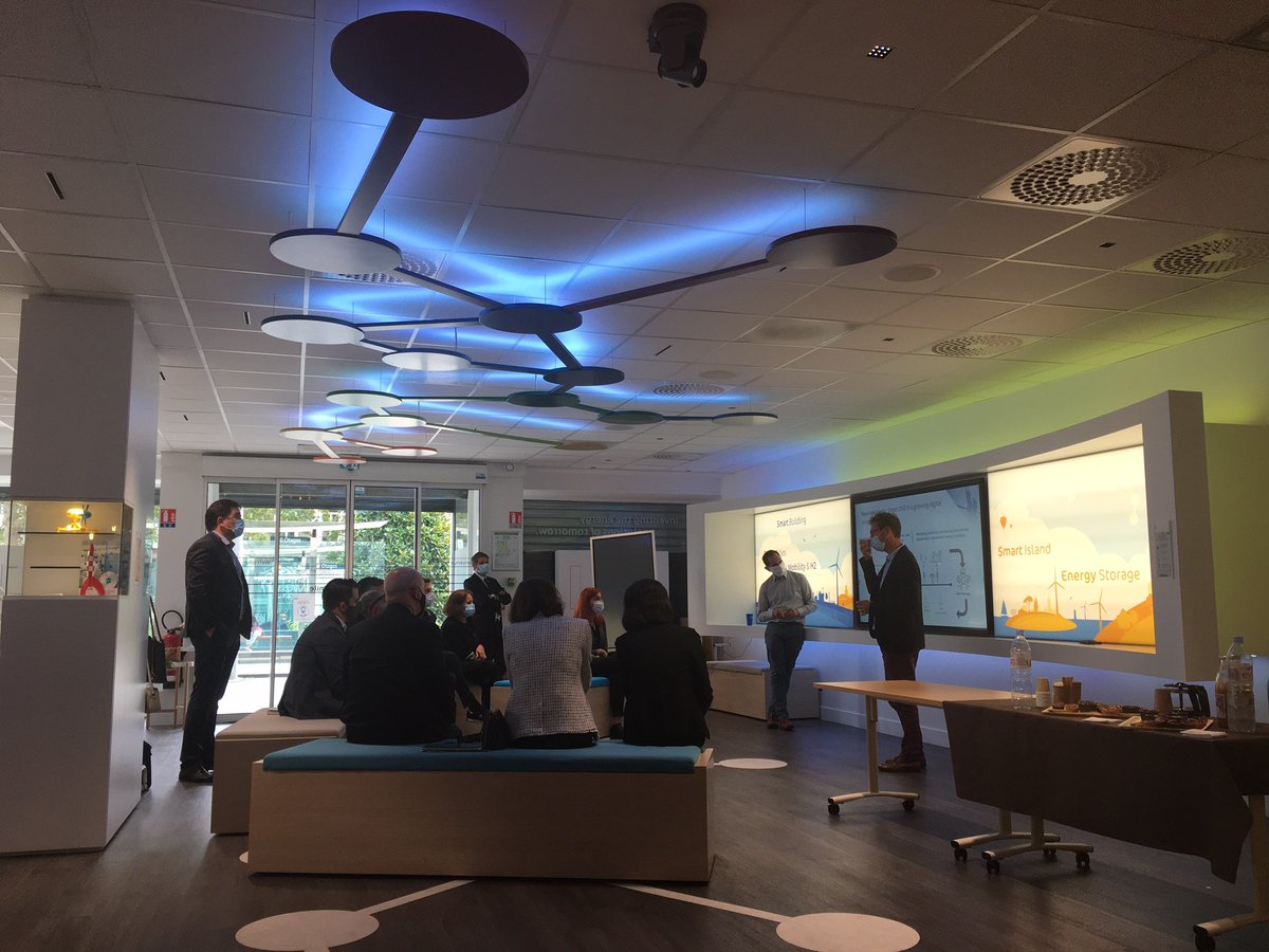 enedis_pdl's tweet image. On parle @enedis, compteur #Linky et réseau électrique intelligent au showroom @SmileSmartGrids de #Nantes cette après-midi ! Une délégation américaine 🇺🇸 est venue découvrir comment fonctionne le système électrique français 🇫🇷 et s'intéresser à notre écosystème des #EnR🤓