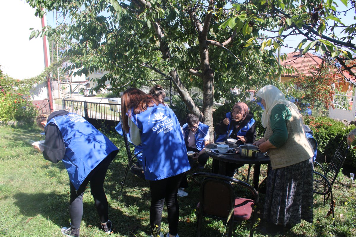 Pamuk kapli teyzemiz bize elleri ile aşure hazırladırda biz icabet etmezmiyiz. Teyzemizin hayır duaları ve şifalı aşuresi için teşekkürler🥣👌