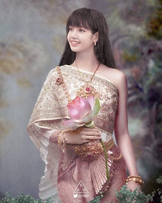 Libra__lalala's tweet photo. งามอย่างไทย 🇹🇭
#Lisa 
#LALISA
#LISASOLODEBUT
Cr. ขอบคุณเจ้าของภาพนะคะ https://t.co/ZudoGMFnfL