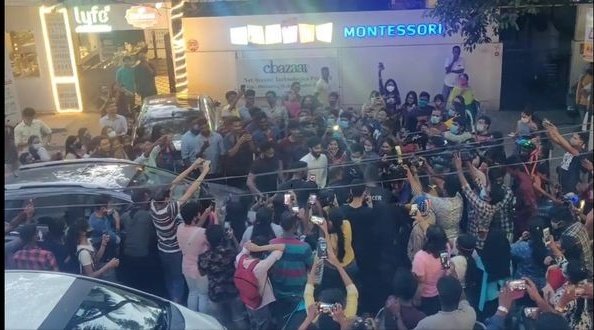 ShiningStar_AK's tweet photo. Some call it madness, but I call it love @i_amak 
The love you have for your fans is LOVE 🥺❤️
The one gesture you possess whenever you're been granted 
Such a pure soul you are 🥺❤️
Proud to be your fan ♾️❤️

PS- The pics aren't clear sry 😐

#AshwinKumar | #EnnaSollaPogirai https://t.co/pQuVDIEfXq