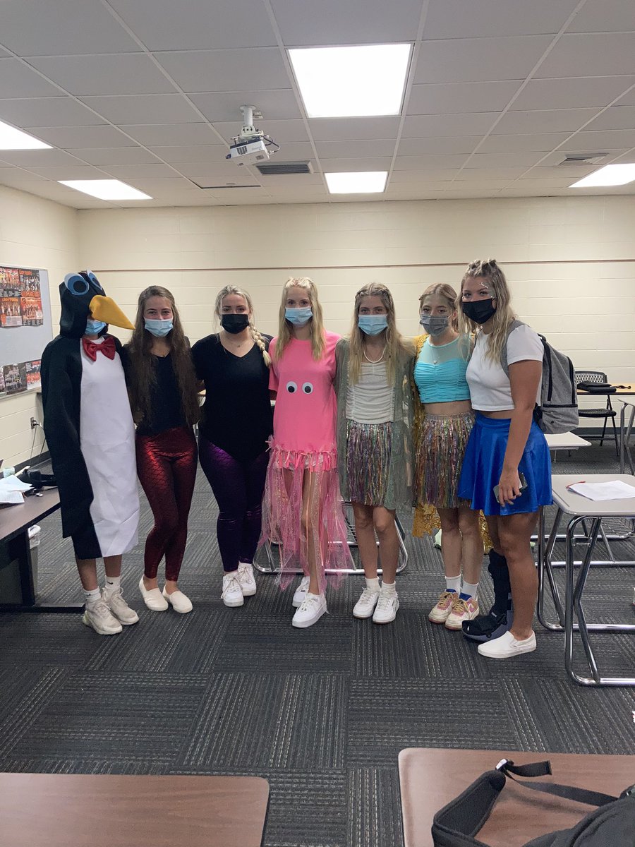 ByronLadyTigers's tweet photo. First hour kicking off homecoming week!  Awesome outfits!! Have a Great week! https://t.co/x7cDWFZFOe