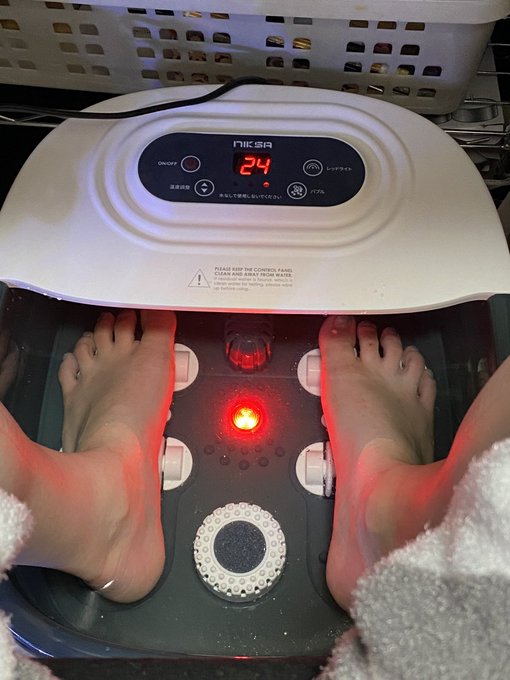 安くなってたのでずっと欲しかった足湯マシーンを買ったのだ
作業しながら足湯に浸かれるのだ 