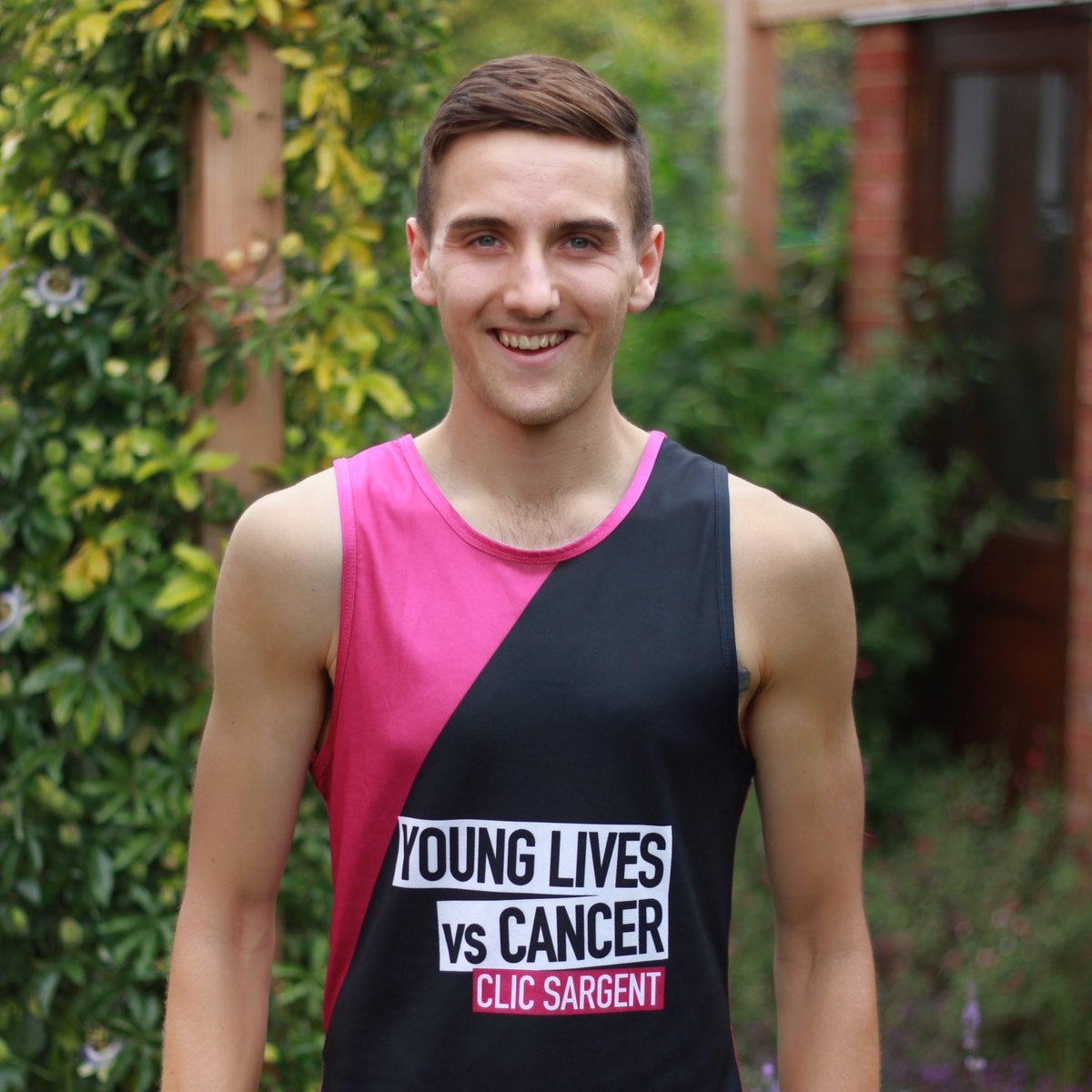 YLvsCancer's tweet image. "To be running in Jake's memory means everything to me. If I can summon even an ounce of the strength he showed during his illness, I will cross that finish line.”
Scott's taking on the @LondonMarathon for @YLvsCancer in memory of his brother Jake.💕👇
bit.ly/2XoN8Lo