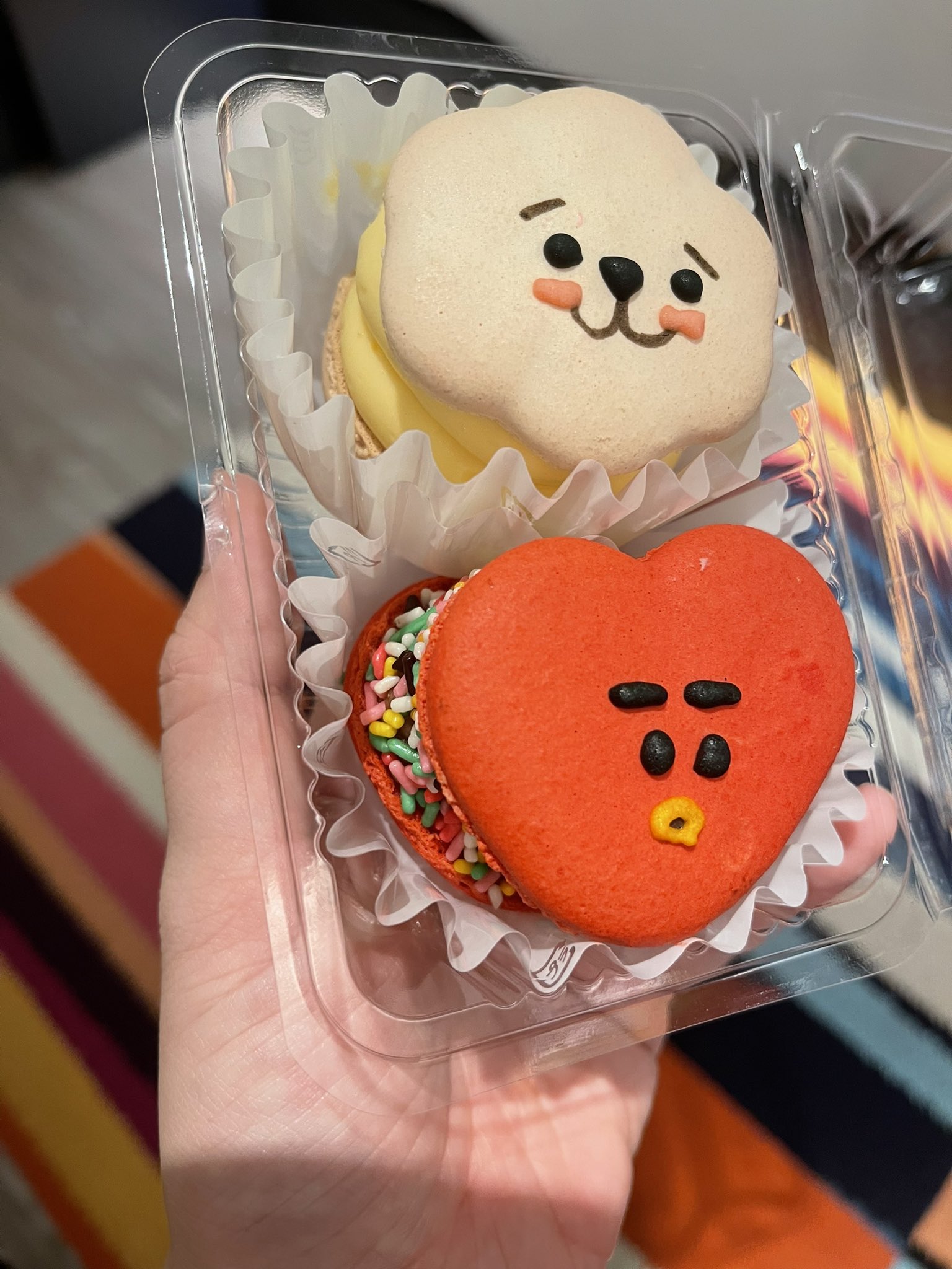 Ririri 持ち帰りタッカンジョン キンパ 明洞のり巻き マカロン 黒花堂 マカロンなんだかすごく見覚えのあるお顔だな 白々しい でもおいしすぎてこれから新大久保行ったら毎回買うことを誓おうと思ったくらい好きな味だった 思っただけかい