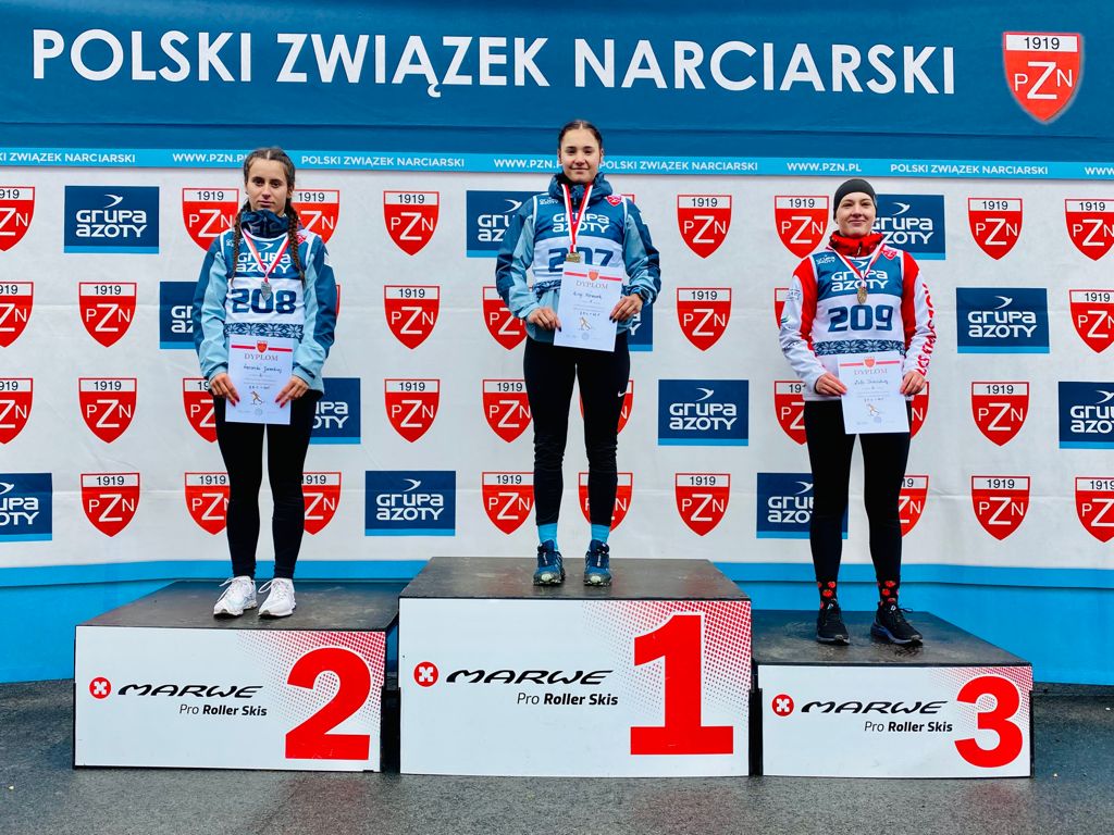 pzn_pl's tweet photo. Medalistki Mistrzostw Polski Juniorek w biegach na nartorolkach 🇵🇱
🥇Kinga Mareczek
🥈Weronika Jarecka
🥉Zofia Dusińska
___
@MarweSports
@Grupa_Azoty #mistrzostwapolski #MarweCup #bieginarciarskie #bieginanartorolkach #crosscountry #PolskiZwiązekNarciarski #pzn #rollerskis https://t.co/7A4SYEy2q0