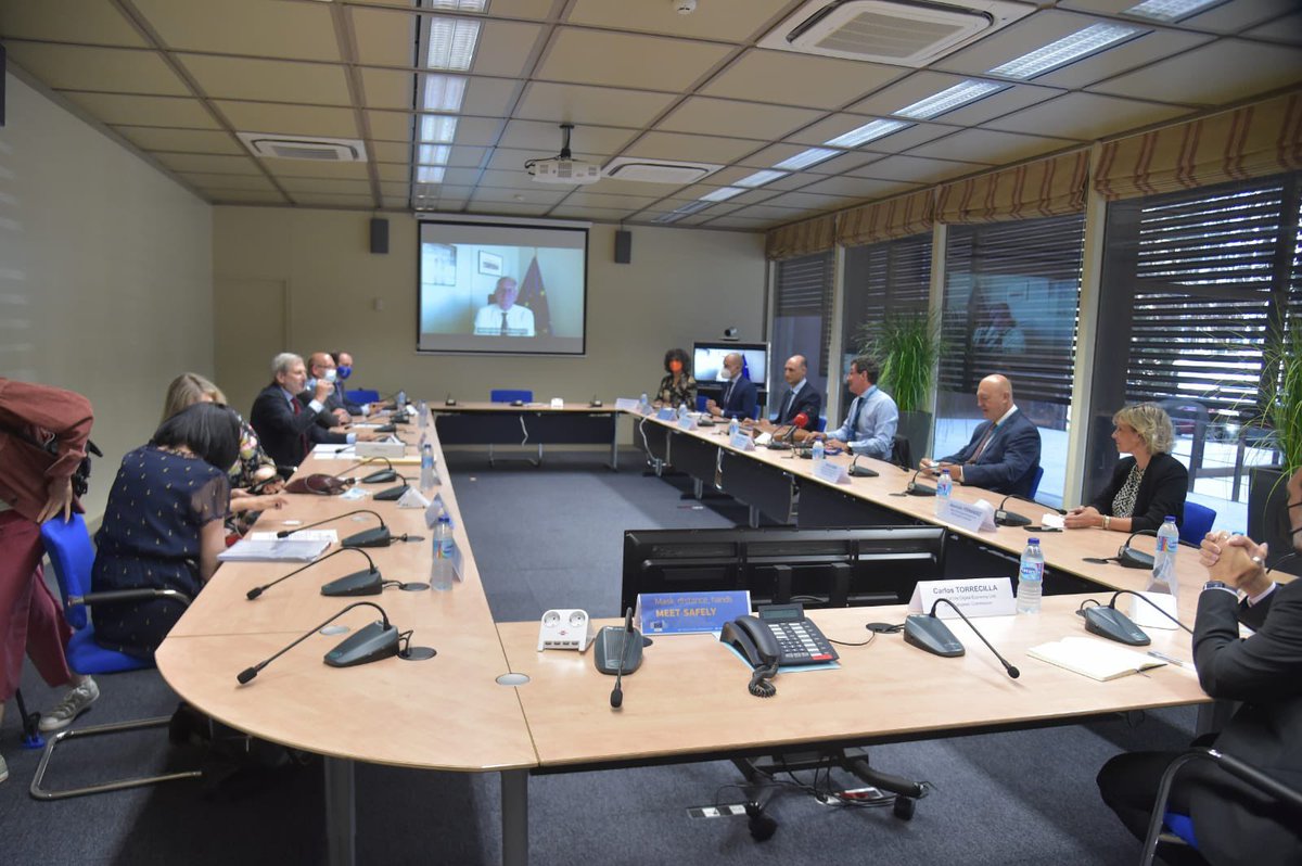 Interesting +
important visit to <a href="/EU_ScienceHub/">EU_ScienceHub</a> in #Seville, joined by VP <a href="/NadiaCalvino/">Nadia Calviño</a>, <a href="/_JuanEspadas/">Juan Espadas Cejas</a>, 
<a href="/MarotoReyes/">Reyes Maroto</a> + @mincoturgob ##GarciadeIzarra. Impressed by the presentation of experts+the productive discussion about #GreenDeal, #Digitalisation, #ArtificialIntelligence.