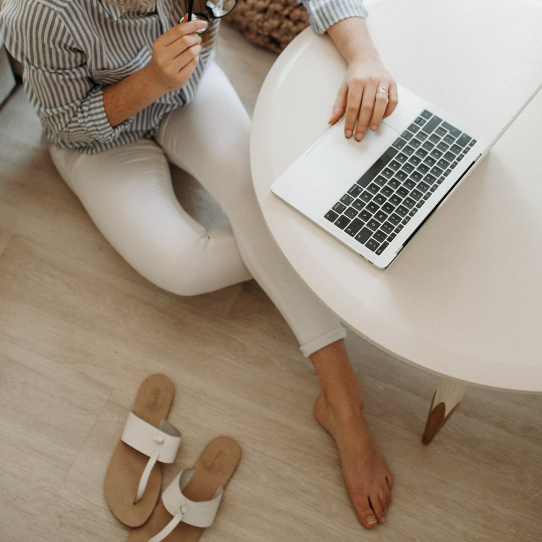 Chloivia's tweet image. Did you spend your Monday morning going through a full inbox?

#virtualassistant #virtualassistantuk #workfromhome #workingmom #emailmanagement #inboxmanagement