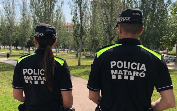 DBotePaz's tweet photo. La Policia Local de #Mataró disposa de dos  perfils oficials a Twitter i a Facebook amb informació accessible i veraç en matèria de seguretat, convivència, trànsit i emergències. 

👉 Segueix-los per mantenir-te informat.
 
👮 @PoliciaMataro
👮‍♀️ https://t.co/Mro459SkPJ https://t.co/pT2sCU4oY6