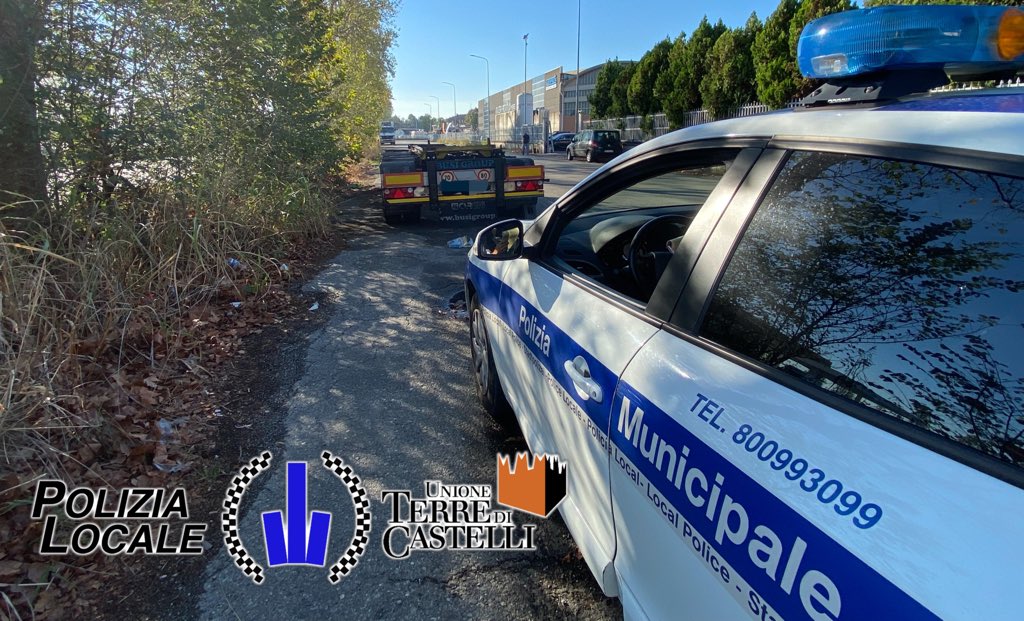 PLTerreCastelli's tweet image. #PLFacciamo #Spilamberto controllo dei #rimorchi in sosta, staccati dalla motrice in centro abitato. Ricordati che, anche se assicurato, il rimorchio non può essere lasciato in sosta se non nelle zone appositamente dedicate.