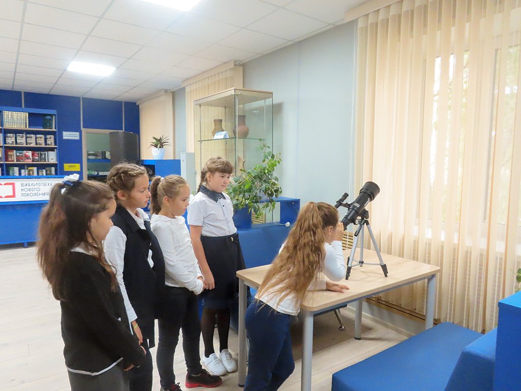 После модернизации открылась городская библиотека в Жердевке Тамбовской области. Теперь здесь есть медиацентр, астропланетарий, мультстудия и 1720 новых книг.