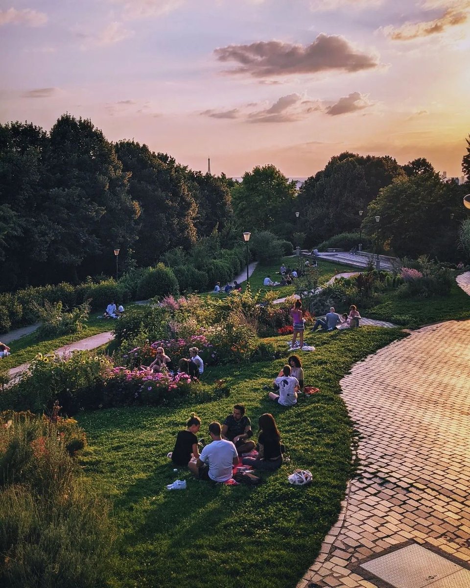 Fall is in the air but there still is time for picnics and outdoor fun. Hope you had a great weekend everyone. 

Photo: @didineta

#parislove #parispicbics #fallvibes #parisvibes #mondayinparis #hipparis