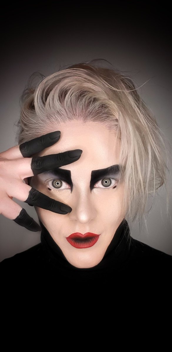 I actually played with some makeup! 💄 It's been quite awhile, but I'm back! Created this look inspired by #StarWars after binging ALL the movies 🤓 used <a href="/norvina/">vina aerty $meow</a> Volume 1 palette &amp; <a href="/NARSCosmetics/">NARSCosmetics</a> lip pigment #starwarsmakeup
