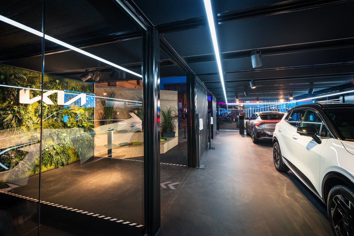 Um die neuen elektrischen Kia Highlights, den “Kia EV6” und den “Kia Sportage” auf dem Open Space der IAA 2021 zu präsentieren, entwickelten wir ein ganzheitliches Gestaltungskonzept für Kia. 

Fotos: Kristof Lemp
#iaa #kia #movementthatinspires #münchen