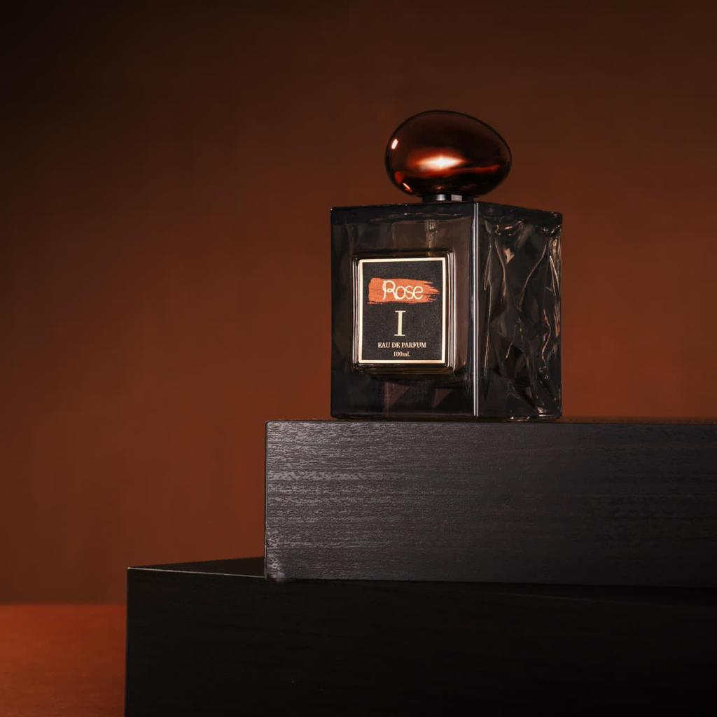 من تصاميمنا للشعارات عطور روزي :
#تصميم_جرافيك #تصميم_عطور