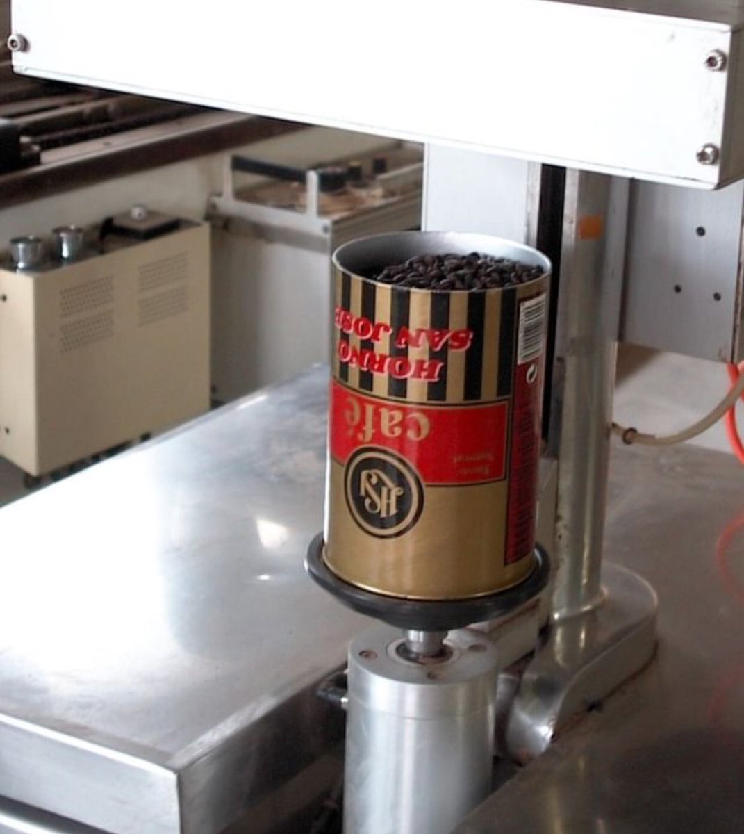 La maquinaria semiautomática nos sirve para envasar los cafés recién tostados y poder así abastecer a nuestros clientes con el producto recién hecho..💯

#cafè #cafe #cafeteria #cafelover #cantabria #santander #torrelavega #hornosanjose