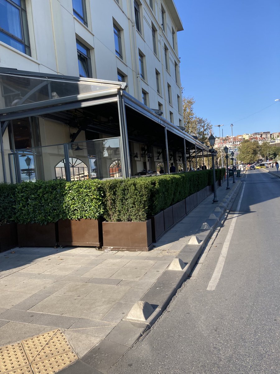 Beşiktaş Belediyesi halkın kaldırımını Shangri Li oteline vermiş… Kocaman bir lokanta açılmış… Bu imzayı kimin ne karşılığı attığını sorduk bir yıldır cevap alamadık…Kaldırım ne karşılığı neden otele ikram edildi bir kez daha soralım…