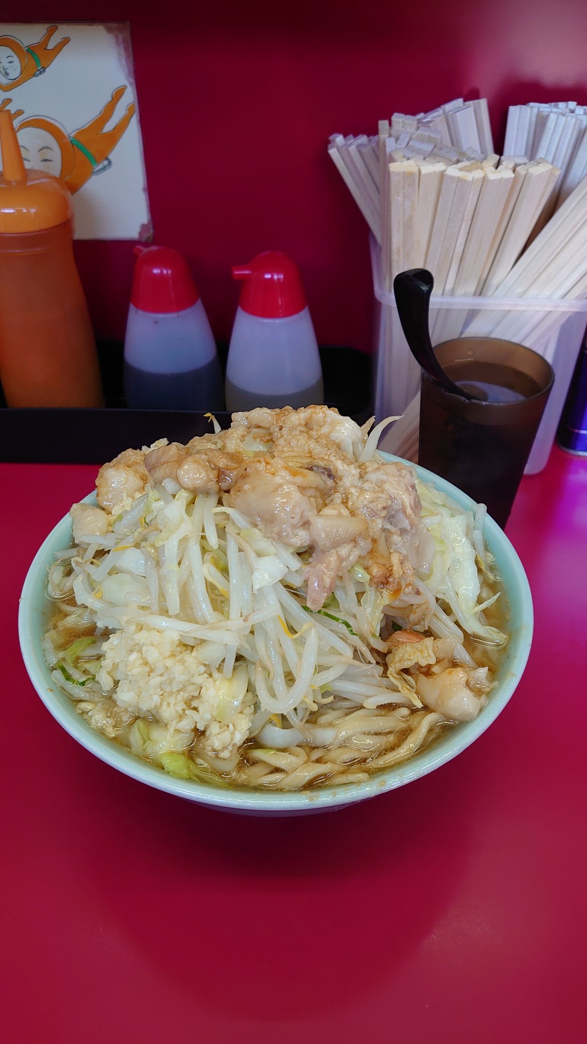 食べ歩きメンズ 二郎中山駅前店 久しぶりの来店 小ラーメン 全国マシ ここはカエシと特に油が美味しくて麺もそこまで硬くなく平べったいので食べやすい 人気なだけあって長蛇の列でしたが美味しかったです 二郎 二郎中山駅前店 ラーメン二郎 T Co