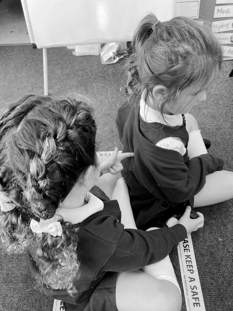 RyfMelyn21's tweet photo. Back tickles is one of our favourite relaxing jobs #Mindfulness #RyfWellbeing #HealthyHarri #DailyDose #Article31 @rhosyfedwen @InspireUglobal 🧠 💜 https://t.co/vvDwwIIlIE