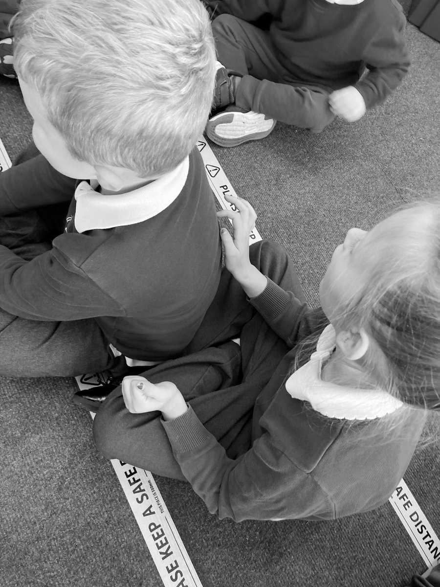 RyfMelyn21's tweet photo. Back tickles is one of our favourite relaxing jobs #Mindfulness #RyfWellbeing #HealthyHarri #DailyDose #Article31 @rhosyfedwen @InspireUglobal 🧠 💜 https://t.co/vvDwwIIlIE