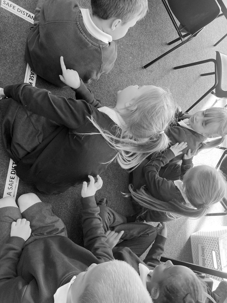 RyfMelyn21's tweet photo. Back tickles is one of our favourite relaxing jobs #Mindfulness #RyfWellbeing #HealthyHarri #DailyDose #Article31 @rhosyfedwen @InspireUglobal 🧠 💜 https://t.co/vvDwwIIlIE
