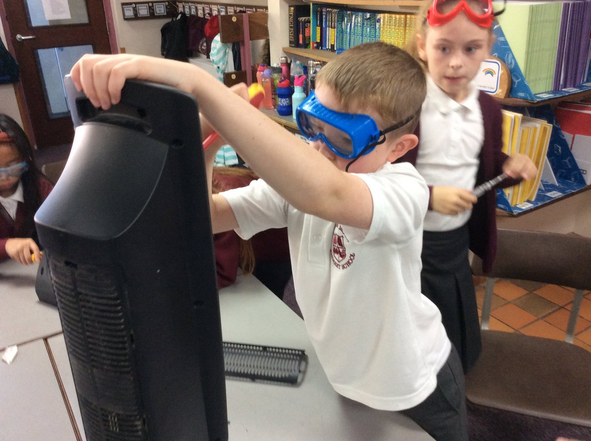 A very interesting morning in Y4 - we have been dismantling various appliances and looking carefully at the components used to make them. We were amazed at the number of wires used and the amount circuit boards contained within! #MMScience #confidence