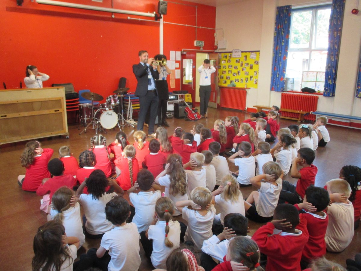 sheltoninfants's tweet photo. Great to see @HHMusicDerby back in school delivering a musical and lively assembly which was really enjoyed by the children! 🎸🎷🎺🎶 https://t.co/eNhynNAPIY
