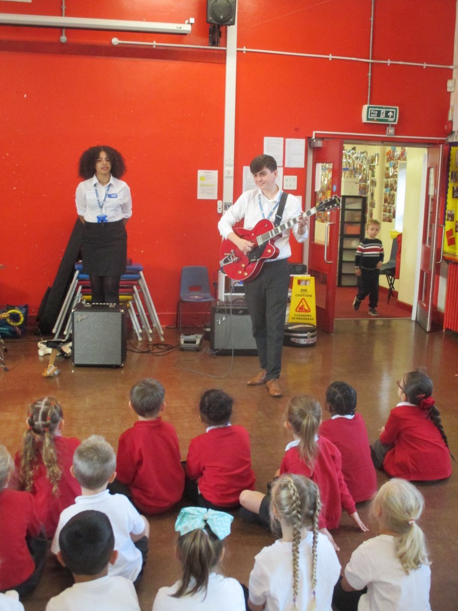 sheltoninfants's tweet photo. Great to see @HHMusicDerby back in school delivering a musical and lively assembly which was really enjoyed by the children! 🎸🎷🎺🎶 https://t.co/eNhynNAPIY