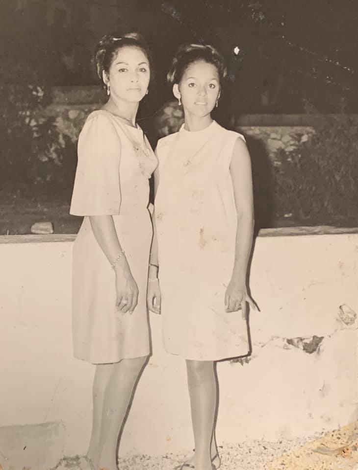 mbduvalier's tweet photo. Ma mère, Aurore Ligondé Bennett
16 Octobre 1932 - 20 Septembre 2017 🙏 🌹❤️
“Tu n’es plus là où tu étais, mais tu es partout là où je suis.” Victor Hugo 🙏💙
(Photo Haïti 🇭🇹 à gauche Aurore et à droite Michèle) 💙 https://t.co/rsfAHrwnX3