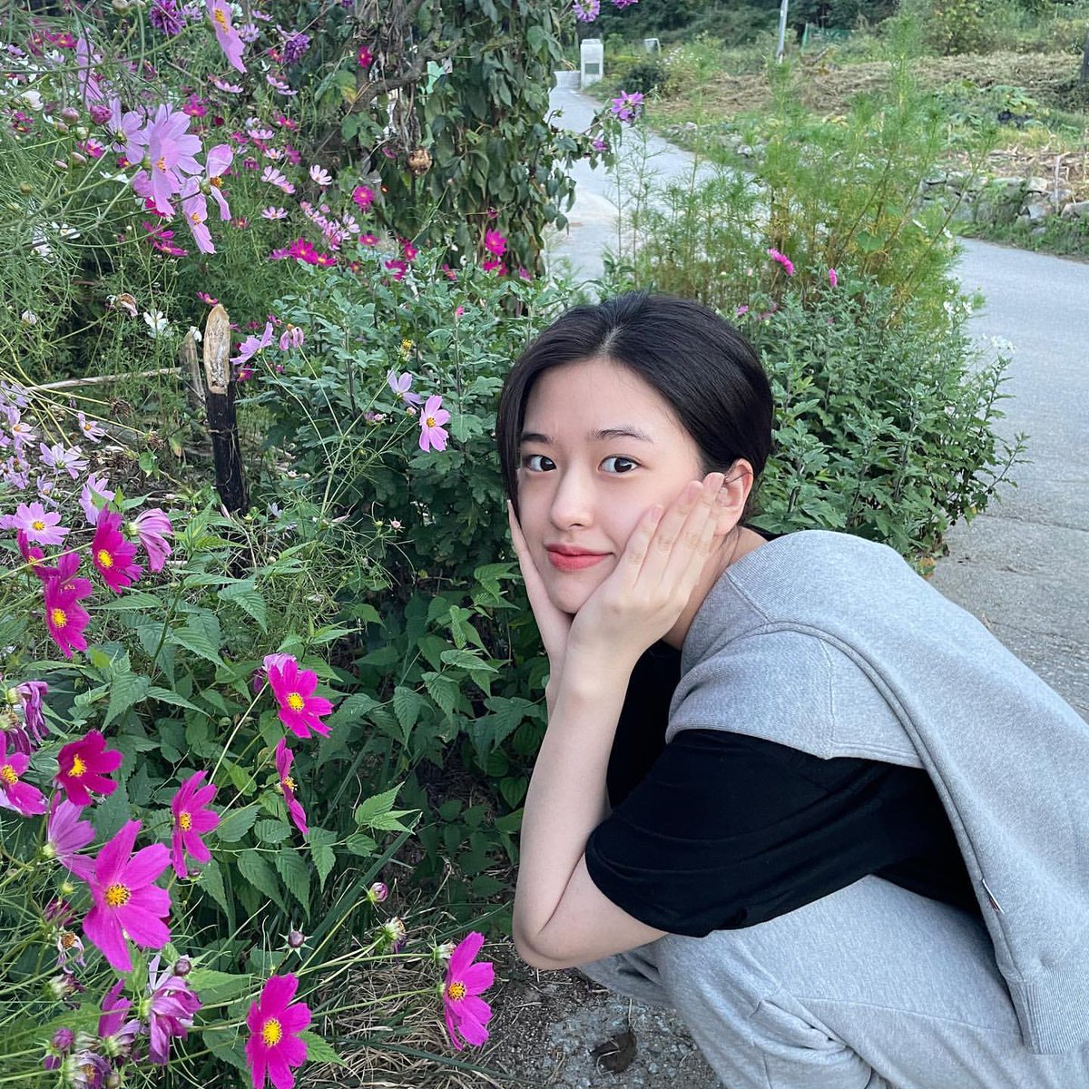 zinistgrm's tweet photo. 210920 • [INSTAGRAM POST] 4P

즐거운 추석 연휴 보내세요 ㅎㅎ

🔗 https://t.co/VHdhezR9Pt

#안유진 #ANYUJIN #유진 #YUJIN #アンユジン https://t.co/2trX6dhsbs