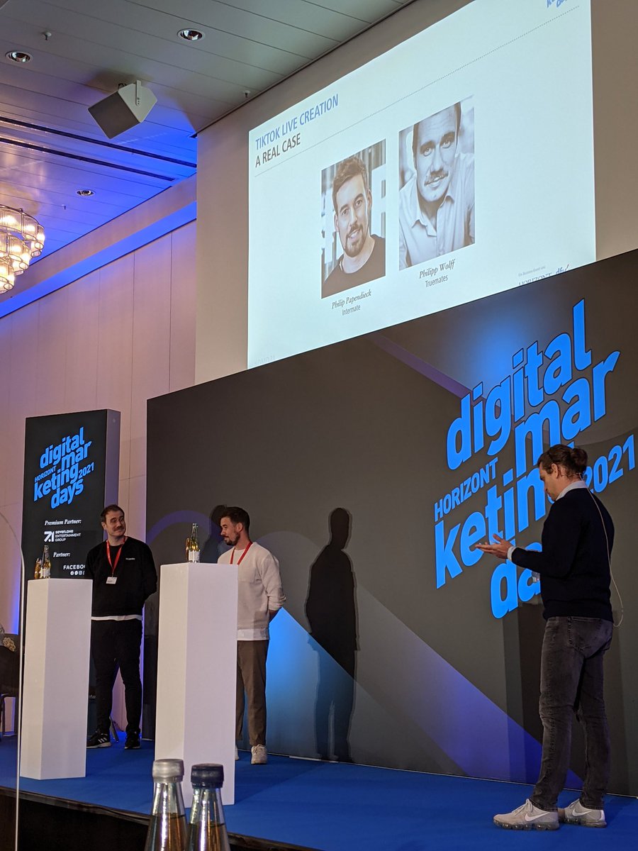 Jetzt auf den #dmd21 beginnt die Liveproduktion eines Tiktok-Videos mit #intermate auf der Bühne. #digitalmarketimg #premiere #socialselling <a href="/Horizont/">HORIZONT</a>