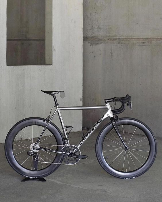 chiodi17's tweet photo. El 99% de los ciclistas sigue obsesionado y condicionado comercialmente a la obsesión por el carbono, obviando por completo que bicicletas de aluminio como la Cannondale CAAD han ofrecido históricamente una mejor relación calidad precio 🤷‍♂️

Fan, muy fan, de toda la saga CAAD 😍 https://t.co/mxzUaGw8ov