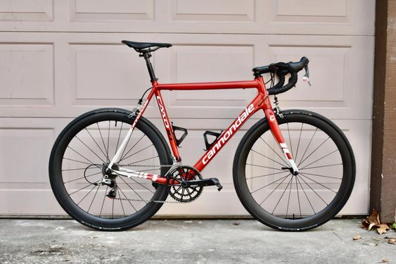 chiodi17's tweet photo. El 99% de los ciclistas sigue obsesionado y condicionado comercialmente a la obsesión por el carbono, obviando por completo que bicicletas de aluminio como la Cannondale CAAD han ofrecido históricamente una mejor relación calidad precio 🤷‍♂️

Fan, muy fan, de toda la saga CAAD 😍 https://t.co/mxzUaGw8ov