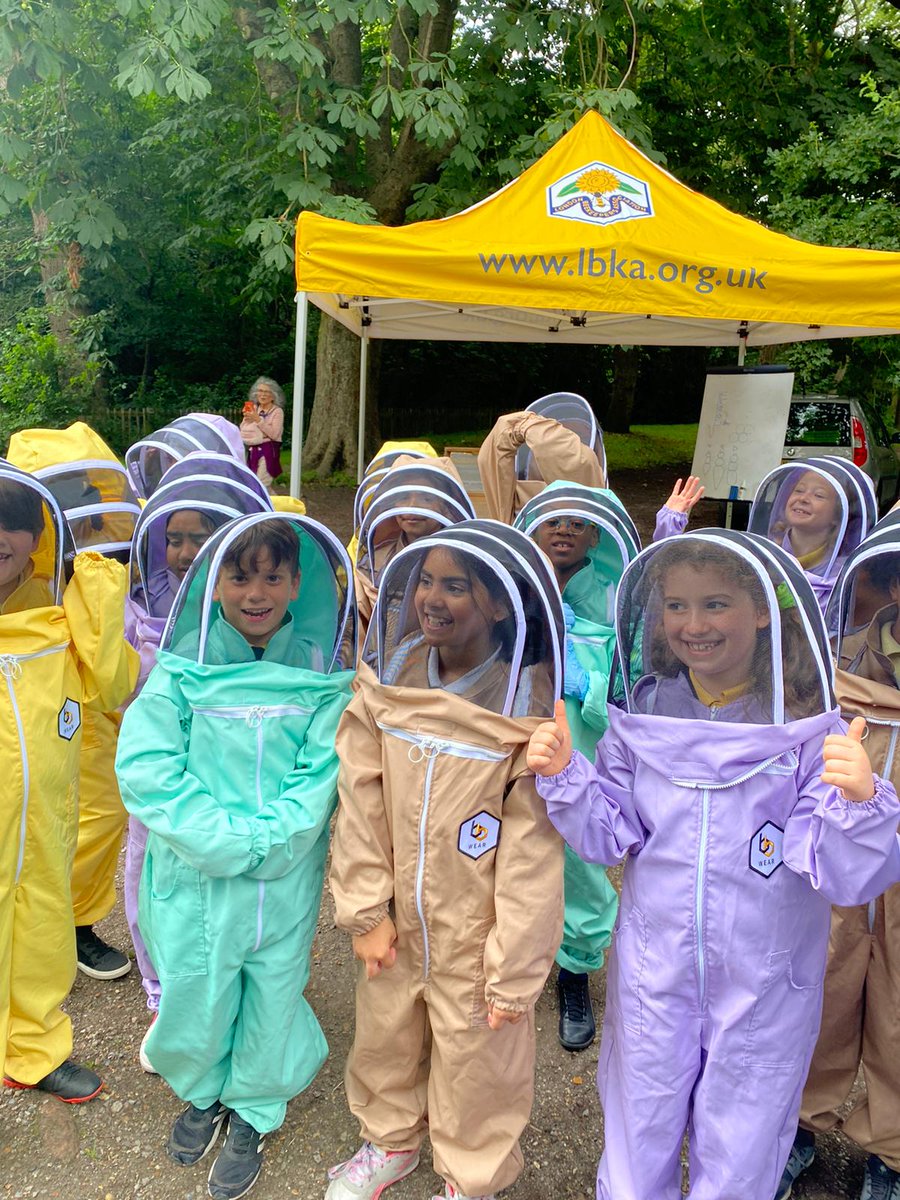 sfmtweet's tweet photo. It's the last week of visits to the wonderful apiary at Holland Park. By the end of the week, over 500 students will have had an up close and personal insight into honeybees, pollination and the importance they both have on the entire food system @WholeKidsFnd  #honeybeeprogramme https://t.co/Wjm8zh8Y6G
